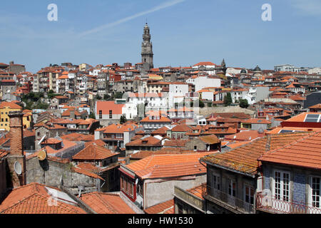 Der Torre Dos Clérigos (Turm von den Klerikern) mit Blick auf die Dächer von Porto. Stockfoto