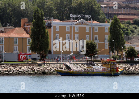 Das Portweinhaus Ramos Pinto in Vila Nova De Gaia, die über den Fluss Douro aus der Stadt Porto liegt. Stockfoto