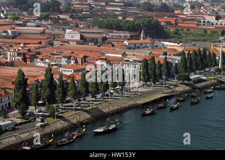 Rabelo Boote, Hafen, aufgereiht entlang der Kais in Vila Nova De Gaia, die über den Fluss Douro aus der Stadt Porto liegt transport eingesetzt. Stockfoto