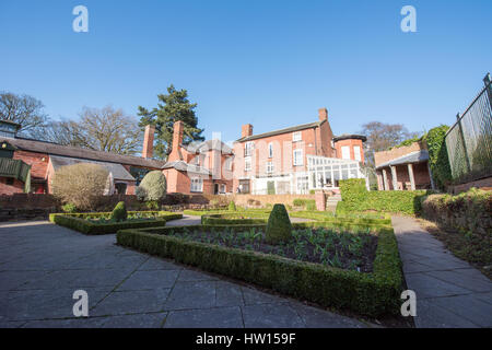 Blick auf historische Bantock House Museum mit einem niederländischen ummauerten Garten mit Blick auf die traditionellen roten Ziegeln edwardianische Herrenhaus als Besucherattraktion Stockfoto