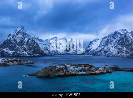 Inseln der Lofoten im Winter. Im Hintergrund majestätische Berge mit Schnee und Eis bedeckt. Nördlich hinter dem Polarkreis Stockfoto