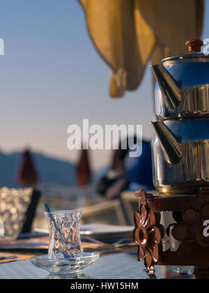 Türkischer Teeglas mit doppelten türkische Teekanne Stockfoto