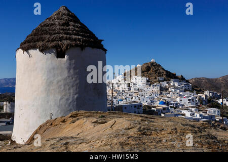 Windmühle in der Nähe von Chora auf der Insel Ios, Griechenland. Stockfoto