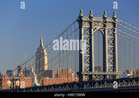 USA, New York, New York City, Manhattan Bridge und Empire State Building Stockfoto