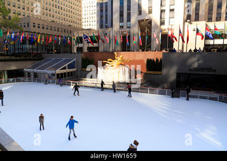 USA, New York, New York City, Manhattan, Rockefeller Center, Eisbahn, Prometheus-Statue Stockfoto