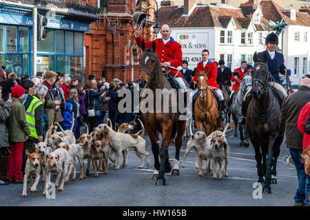 Die Southdown und Eridge Jagd kommen für ihre jährliche Boxing Day Meeting, High Street, Lewes, East Sussex, UK Stockfoto