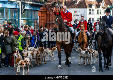 Die Southdown und Eridge Jagd kommen für ihre jährliche Boxing Day Meeting, High Street, Lewes, East Sussex, UK Stockfoto