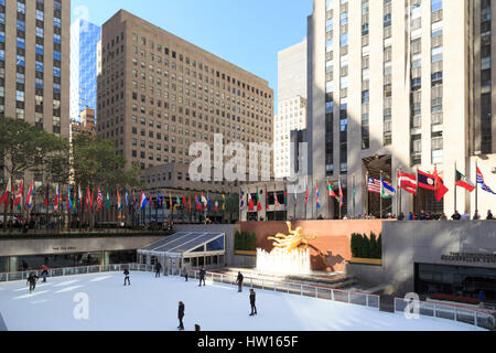USA, New York, New York City, Manhattan, Rockefeller Center, Eisbahn, Prometheus-Statue Stockfoto