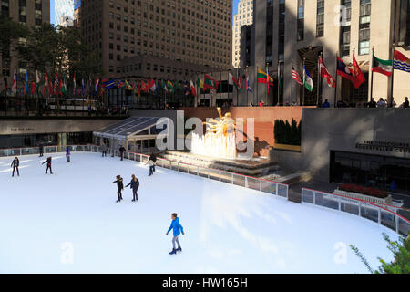 USA, New York, New York City, Manhattan, Rockefeller Center, Eisbahn, Prometheus-Statue Stockfoto