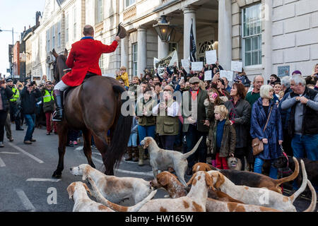 Die Southdown und Eridge Jagd kommen für ihre jährliche Boxing Day Meeting, High Street, Lewes, East Sussex, UK Stockfoto