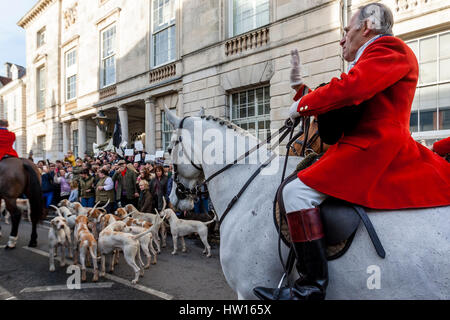 Die Southdown und Eridge Jagd kommen für ihre jährliche Boxing Day Meeting, High Street, Lewes, East Sussex, UK Stockfoto