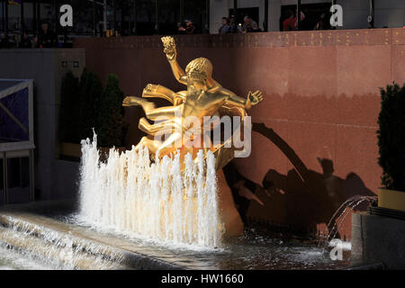 USA, New York, New York City, Manhattan, Rockefeller Center, Eisbahn, Prometheus-Statue Stockfoto