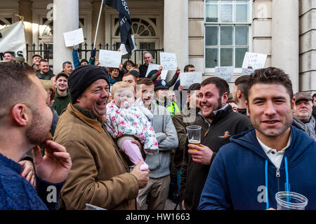 Hunt Unterstützer und Anti jagen Demonstranten an der Southdown und Eridge Jagd jährliche Boxing Day Meeting, hohe Straße, Lewes, East Sussex, UK Stockfoto