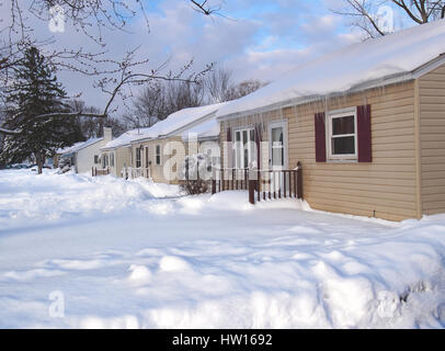 Vorort Straße nach Schneesturm Stockfoto