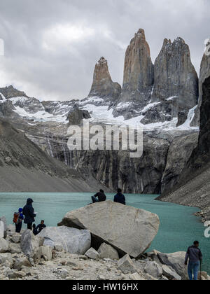 Aussichtspunkt Mirador Las Torres, Blick über die Lagune zu den drei Granittürme, Torres del Paine Nationalpark, Patagonien, Chile Stockfoto