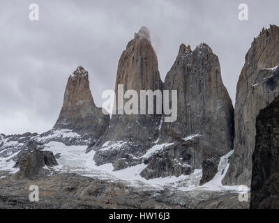 Am Aussichtspunkt Mirador Las Torres Blick über die Lagune zu den drei Granittürme, Torres del Paine Nationalpark, Patagonien, Chile Stockfoto