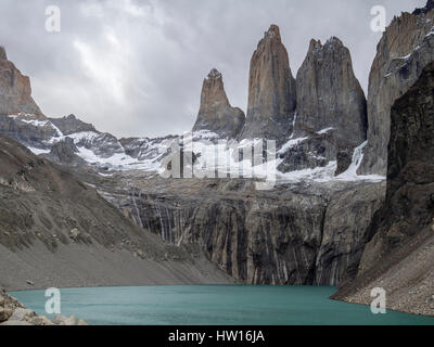 Am Aussichtspunkt Mirador Las Torres Blick über die Lagune zu den drei Granittürme, Torres del Paine Nationalpark, Patagonien, Chile Stockfoto