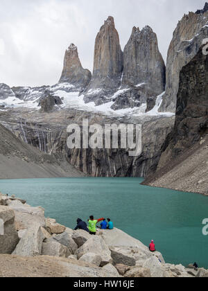 Wanderer am Aussichtspunkt Mirador Las Torres, Blick über die Lagune zu den drei Granittürme, Torres del Paine Nationalpark, Patagonien, Chile Stockfoto