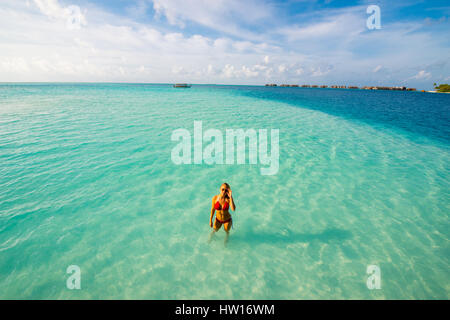 Maldives Rangali Island. Conrad Hilton Resort. Frau im Indischen Ozean schwimmen. (MR) Stockfoto