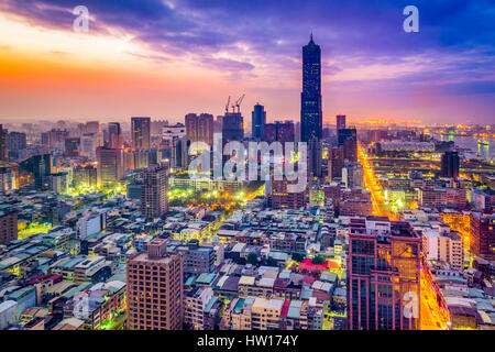 Kaohsiung, Taiwan Skyline in der Dämmerung. Stockfoto