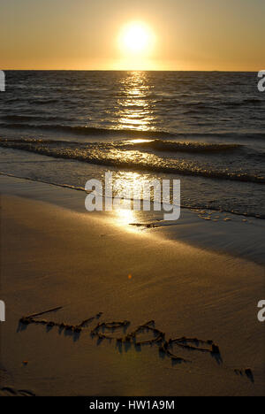 Sehr geehrte Nachricht in den Sand, Liebesbotschaft Geschrieben Im Sand geschrieben Stockfoto