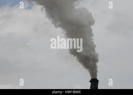 Rauchen Fabrikschornsteinen, Rauchender Industriekamin Stockfoto