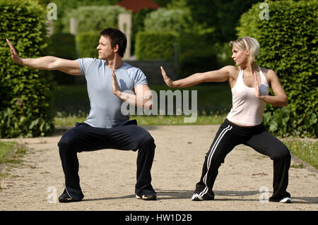 Koppeln Sie mit Joga, Paar Beim Joga Stockfoto