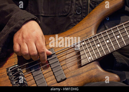 Bassist *** lokalen Caption *** Gitarrenspiel, Gitarrist, Streichinstrument, Musikinstrument, instrument, Saiten, Finger, Hand, Pull, Reichweite, Praxis Stockfoto