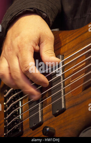 Bassist *** lokalen Caption *** Gitarrenspiel, Gitarrist, Streichinstrument, Musikinstrument, instrument, Saiten, Finger, Hand, Pull, Reichweite, Praxis Stockfoto