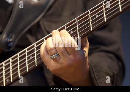 Bassist *** lokalen Caption *** Gitarrenspiel, Gitarrist, Streichinstrument, Musikinstrument, instrument, Saiten, Finger, Hand, Pull, Reichweite, Praxis Stockfoto