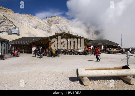Sonnen Sie sich mit Zupsitze, Sonn Alpin Mit Zupsitze Alpine Stockfoto
