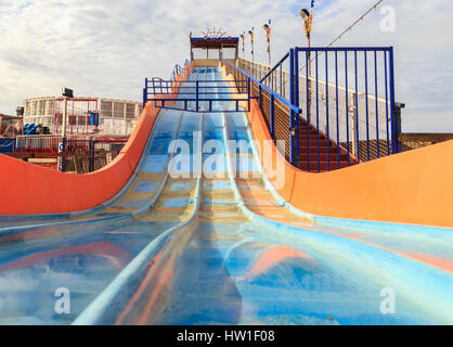 Hunstanton, England - März 10: Wasserrutsche in Hunstanton Jahrmarkt/Kirmes, geringe Sicht. in Hunstanton, Norfolk, England. Am 10. März 2017. Stockfoto