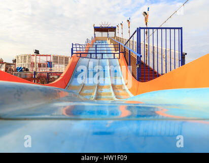 Hunstanton, England - März 10: Wasserrutsche in Hunstanton Jahrmarkt/Kirmes, geringe Sicht. in Hunstanton, Norfolk, England. Am 10. März 2017. Stockfoto