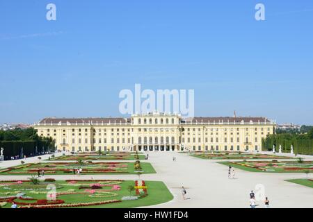 SCHÖNBRUNN PALACE Wien 29. August 2015: Schloss Schönbrunn Vienna von hinten Stockfoto