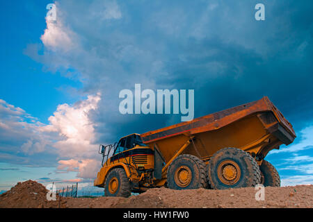 Gelbe Muldenkipper auf Baustelle vor schweren Sturm Stockfoto