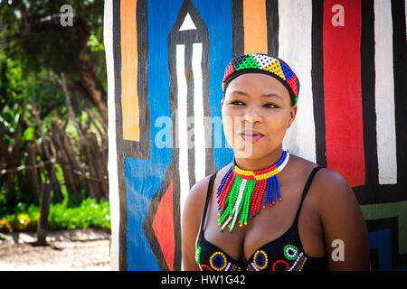 Lesedi Cultural Village, SOUTH AFRICA - 4. November 2016: Young Zulu Frau in bunten traditionellen Wulst Arbeit Kostüm. Stockfoto