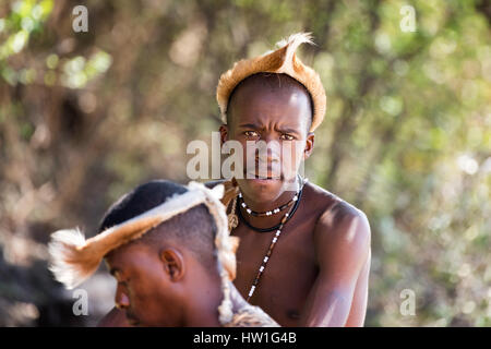 Lesedi Cultural Village, SOUTH AFRICA - 4. November 2016: Zulu Stammesangehörigen tragen Impala Haut Kopfschmuck. Zulu ist eines der fünf wichtigsten Stämme im Süden Af Stockfoto
