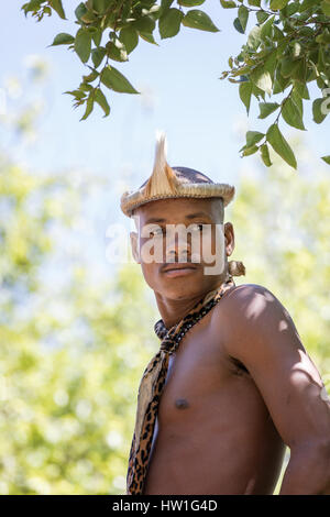 Lesedi Cultural Village, SOUTH AFRICA - 4. November 2016: Porträt eines Zulu-Krieger Impala Haut Kopfschmuck tragen. Zulu ist eines der fünf wichtigsten Stämme Stockfoto