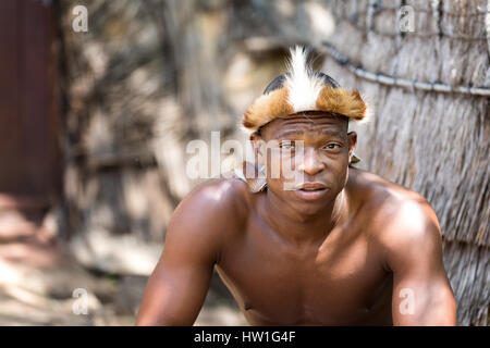 Lesedi Cultural Village, SOUTH AFRICA - 4. November 2016: Porträt eines Zulu-Krieger Impala Haut Kopfschmuck tragen. Zulu ist eines der fünf wichtigsten Stämme Stockfoto