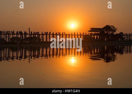 Sonnenuntergang am U Bein Brücke, in der Nähe von Amarapura, Myanmar Stockfoto