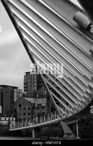 Moderne Fußgängerbrücke über der Bridgewater Canal Bassin, Castlefield, Manchester Stockfoto