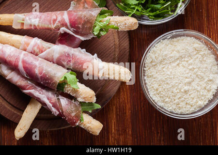 Traditionelle italienische Grissini mit Schinken Schinken, Mozzarella und Rucola Stockfoto