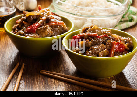 Chinesische klebrige Schweinefleisch Rinderfilet gebraten mit einem süßen und herzhaften Soße mit gekochtem Reis serviert Stockfoto