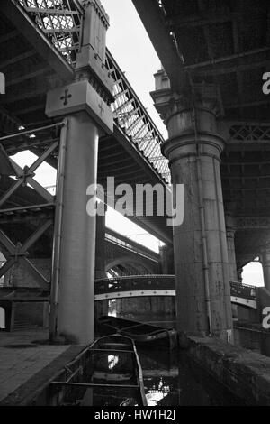 Komplexe Geometrie von Viadukten und Brücken: Bridgewater Canal Bassin, Castlefield, Manchester Stockfoto