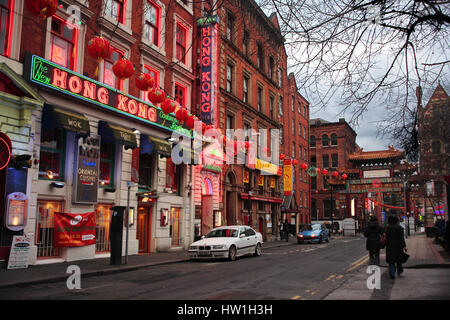 Faulkner Street mit der kaiserlichen chinesischen Torbogen und Restaurants, Chinatown Manchester, England, UK Stockfoto