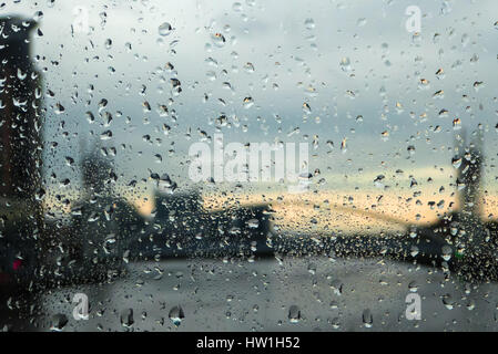 Regen auf dem feuchten Glas der Media City Fußgängerbrücke über den Manchester Ship Canal, Salford Quays, Manchester, England, Großbritannien Stockfoto