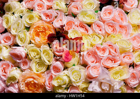 Hochzeit Dekoration Bukett von Rosen und Orchideen, Nahaufnahme Stockfoto