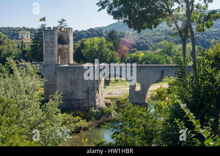 Mittelalterliche Steinbrücke befindet sich in der spanischen Provinz Girona Stockfoto