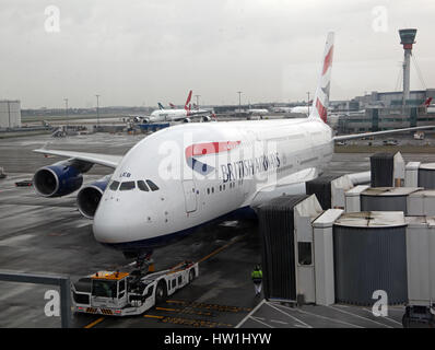 eine British Airways A380 Airbus auf einem Ständer am Heathrow Airport, Großbritannien Stockfoto