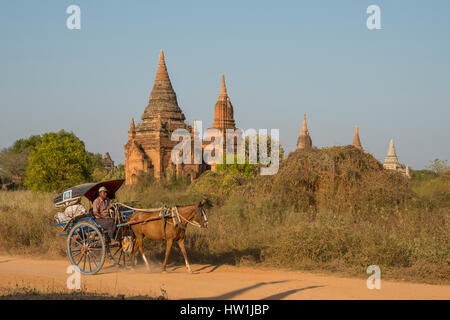 Pagoden in der Nähe von Khe-Min-Kha-Tempel in Bagan, Myanmar Stockfoto